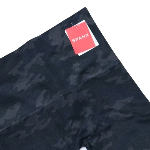 Spanx Look at Me Now Womens Size Medium Seamless Cropped Leggings Black Camo NWT - Picture 2 of 13